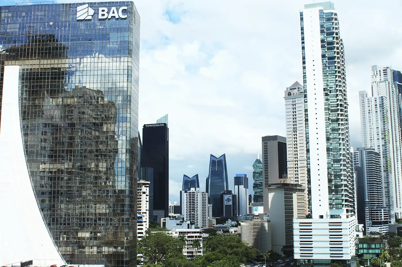 Skyline del moderno distrito financiero de Ciudad de Panamá con rascacielos de cristal, representando el desarrollo económico, la macroeconomía y los centros de capital en América Latina.